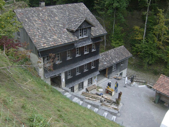 Das Gebäude erbaut 1858 beinhaltet eine Einfachgattersäge und Drechslerbänke. Die Transmission wird angetrieben durch eine Wasserturbine Baujahr 1868.