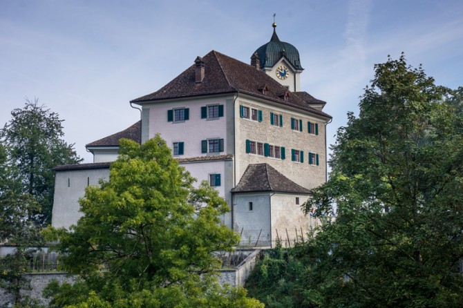 Das Wahrzeichen Grüningens: das Schloss. Es beherbergt neben dem Schlossmuseum und dem Schlosskafi auch Seminarräume.