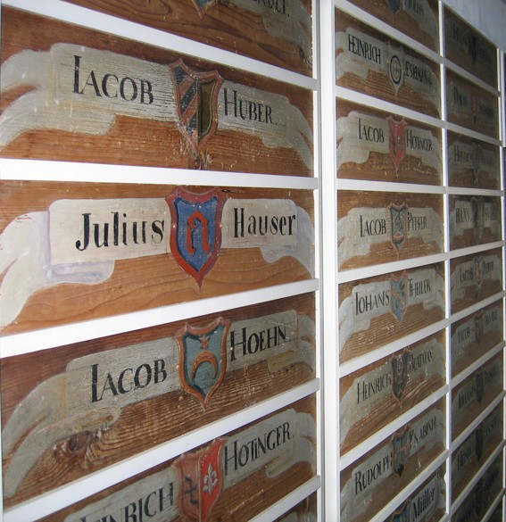 Namen und Familienwappen von Kirchenstühlen, 18. Jh.