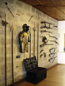 Verschiedenste Waffen und Halbarten zeigen die Waffenkunste früherer Zeiten.