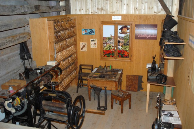 Vollständige funktionstüchtige Schuhmacherei des letzten Schuhmachers von Maur, Ortsgeschichtliche Sammlung Mühle