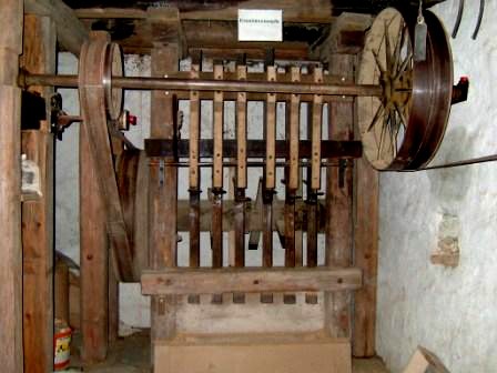 Eine noch bis etwa 1900 kommerziell genutzte Knochenstampfe – übrigens die einzige Einrichtung ihrer Art im Kanton Zürich – wurde mit viel Aufwand wieder betriebsfähig gemacht.