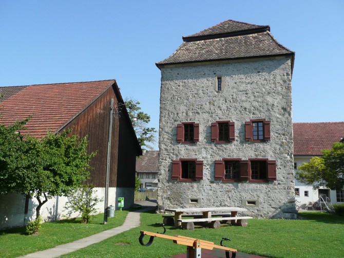 Der Schlossturm von Süden mit Kinderspielplatz