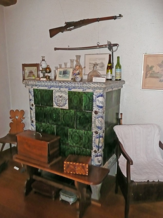 Stube: Kachelofen des Elgger Hafners Spiller von 1782