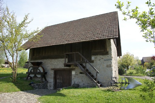 Der Spycher aus dem 17. Jhd. Er zeigt die damals typische Bohlenständerbauweise, mächtige Eichenschwellen tragen dicke, stehende Bohlenbretter.