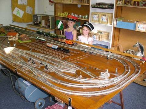 Traditionelle Spielzeuge im Spielzimmer für Kinder