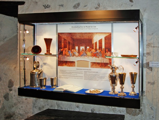 Abendmahl-Gefässe im Wandel der Zeit. Vom Holzbecher zur Zeit Zwinglis bis zum Trinkglas der Gegenwart