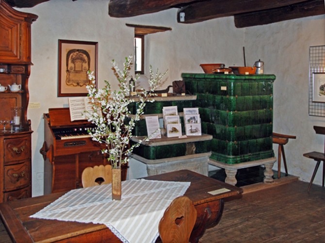 1. Etage: Kachelofen und Buffet der 1973 abgebrochenen Wirtschaft »Zur alten Post«