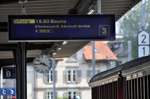 Abfahrtsanzeige Bahnhof Hinwil: Am 1. und 3. Sonntag der Monate Mai bis Oktober fahren zwölf Züge zwischen Bauma und Hinwil.
<p>©DVZO, Röby Budry