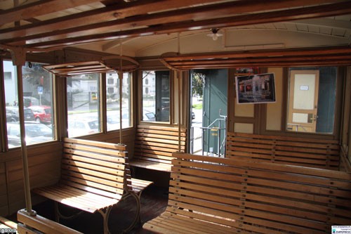 Fahrkonfort III. Klasse: Holzbänke und Fenster zum Rausschauen, bei einer Geschwindigkeit, welche das Betrachten der Landschaft noch erlaubt. <p>©DVZO