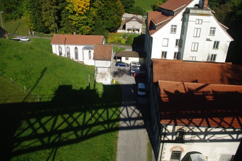 Schattenwurf eines historischen Dampfzugs auf dem Industrieensemble im Neuthal. Die Museen haben jeweils an den öffentlichen Fahrsonntagen des DVZO geöffnet.
<p>©DVZO, Werner Hardmeier