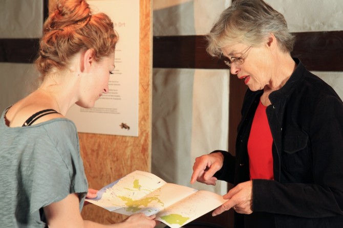 Dauerausstellung im Ortsmuseum Küsnacht: Mit einem angepassten Ortsplan in der Hand können die Besucherinnen und Besucher die ausgewählten Vorkommnisse in der Gemeinde verorten.
Foto: Urs Rusterholz, getvisual.ch