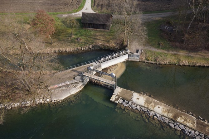 Geschiebeschwemmfalle am Ende des Streichwehres und Kanaleinlauffallen