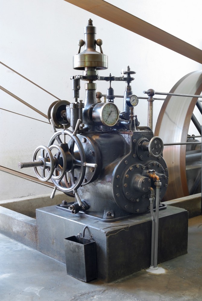 Der Regulator steuert die Schaufeln des Leitapparates und sorgt für konstante Drehzahl