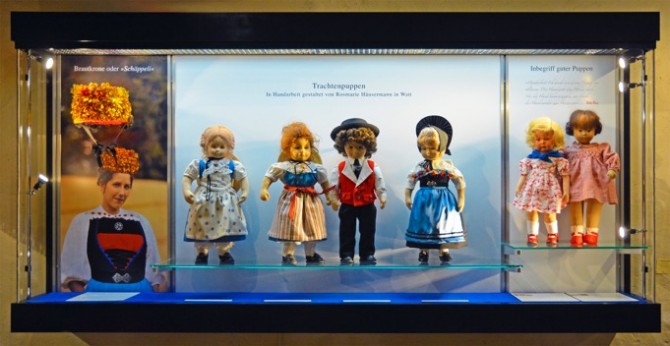 Neben besonders schönen Trachtenpuppen von Rosmarie Häusermann aus Watt werden unter anderem originale Puppen von weltbekannten Puppengestalterinnen wie Käthe Kruse oder Sasha Morgenthaler gezeigt.