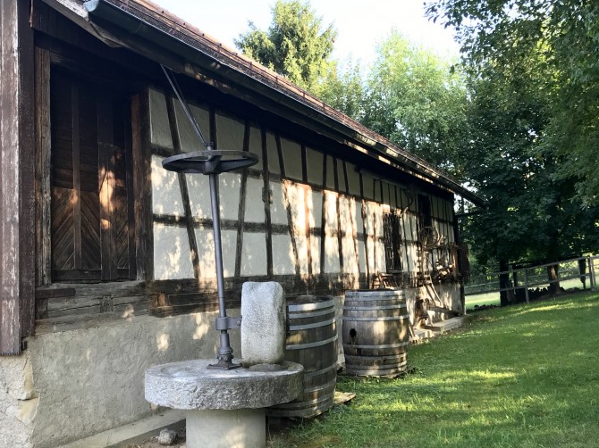 Seitenansicht mit Mühlstein