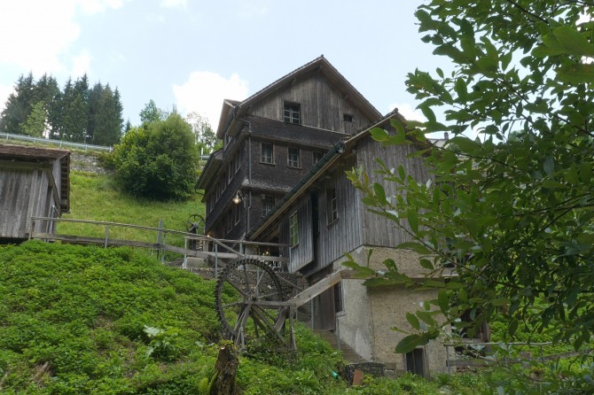 Mit der Sicht vom Fuchslochbach aus ist das Turbinenhaus und das mittelschlächtige Wasserrad als Modell zu sehen.