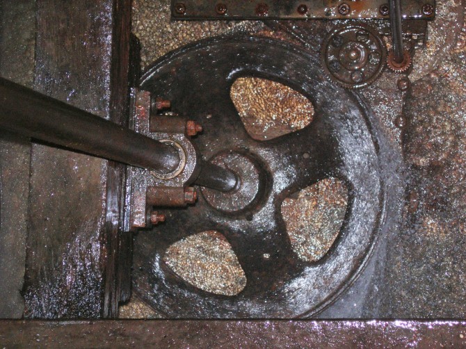 Das Wasserrad wurde durch eine Turbine Baujahr 1869 ersetzt.