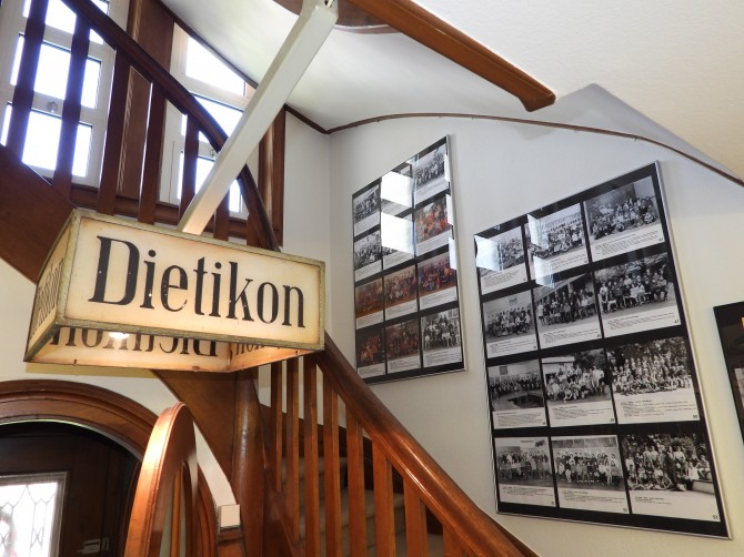 Treppenhaus mit über 100 Dietiker Klassenfotos