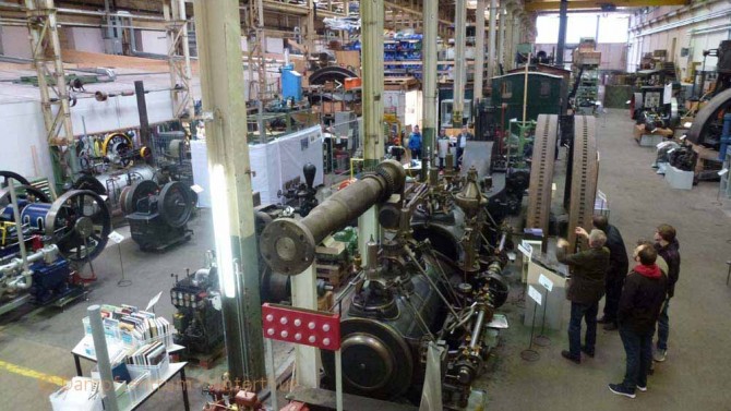 Arbeitende Maschinen zeigen ihre Funktion und Arbeitsweise.